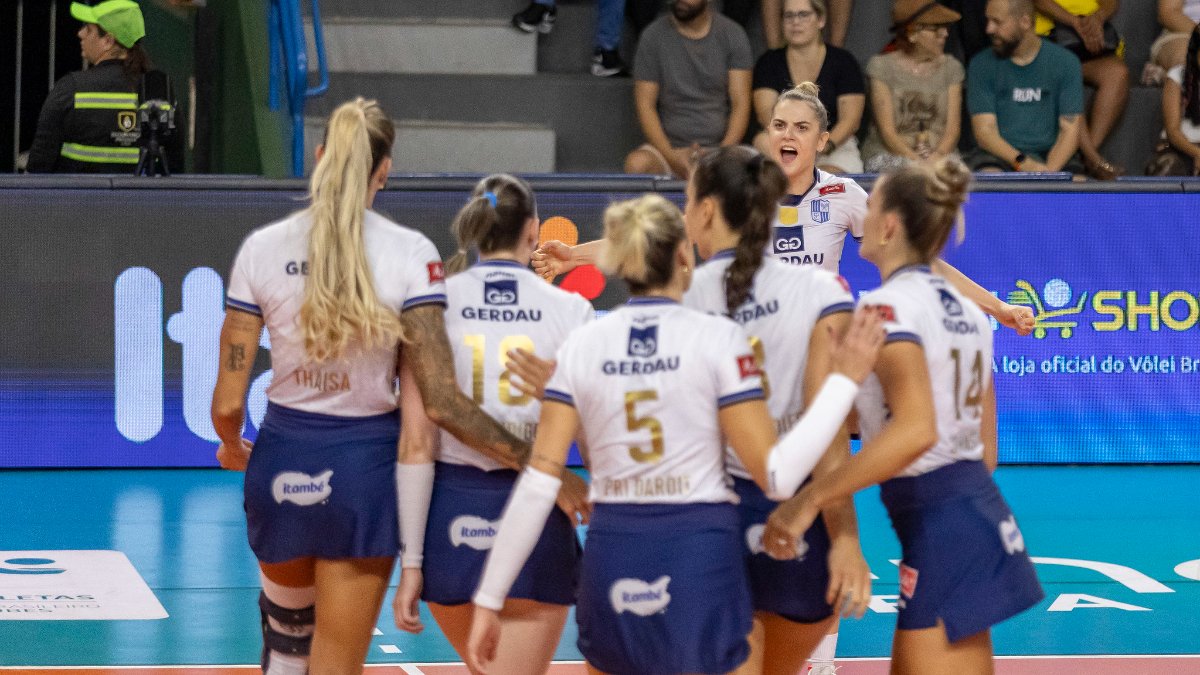 Nowicka (ao fundo, de frente) comemora ponto do Minas com companheiras (foto: Bruno Sousa/Praia Clube)